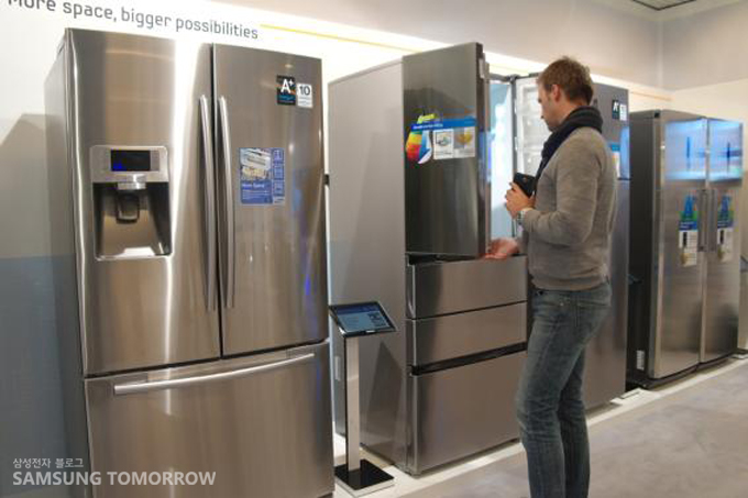 냉장고를 보는 사람