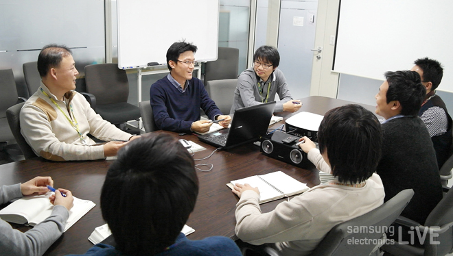 개발자들이 회의하는 모습