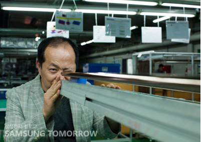 부품검사를 하는 모습