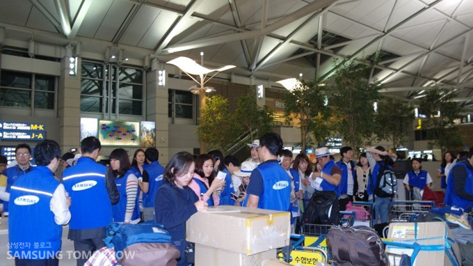 수속을 기다리는 사람들