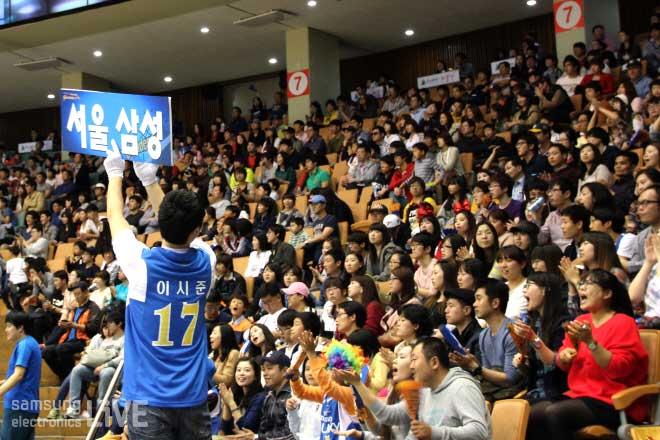 팬들이 응원하는 모습