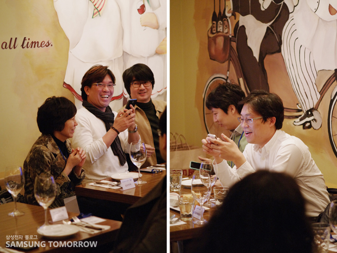 서로간의 정보를 공유하고 대화를 나누고 있는 블루로거 2기들