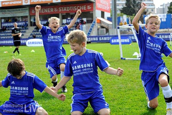 환호성을 지르는 아이들