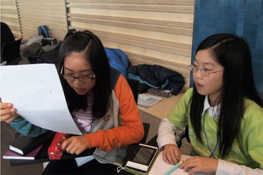 숙제를 친구들에게 표현하고 다른 친구의 아이디어를 칭찬하는 모습