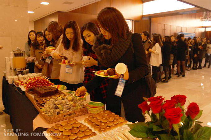 다과를 즐기는 학생들