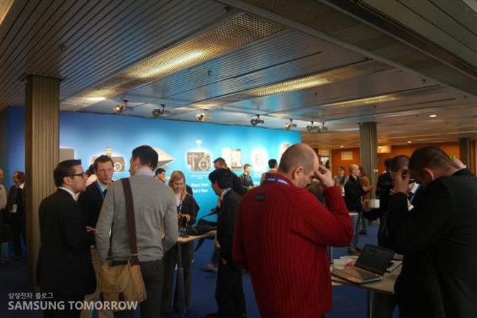 행사를 즐기는 사람들