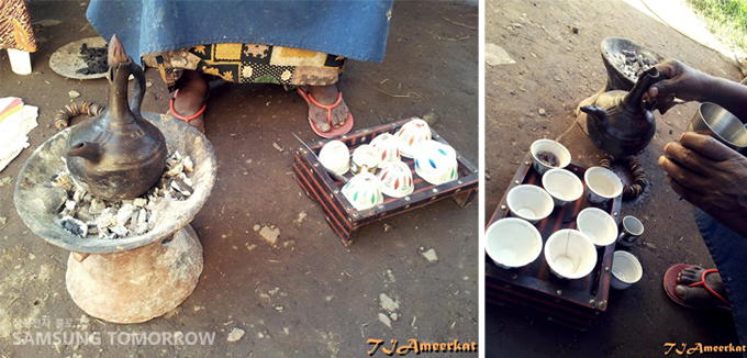 물과 찻잔을 준비하는 모습