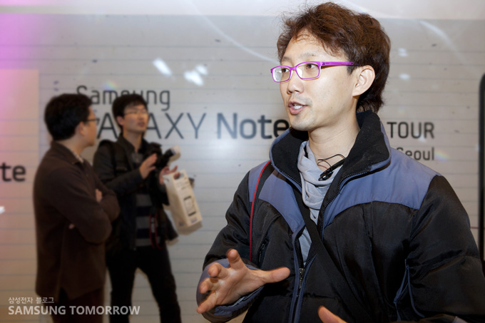 TV excting님이 인터뷰하는 모습