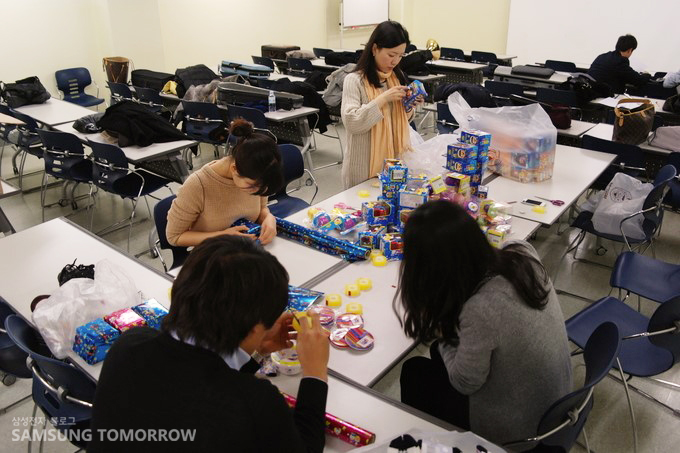 선물을 준비하는 삼성 직원들