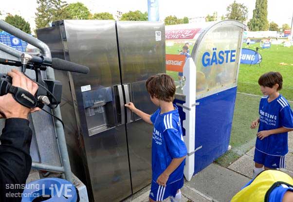 냉장고로 향하는 아이
