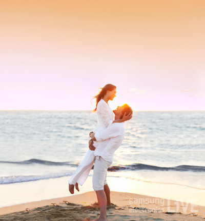 바닷가에서 포옹을 하고 있는 남녀