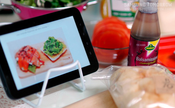 갤럭시 탭과 발사믹 소스, 빵