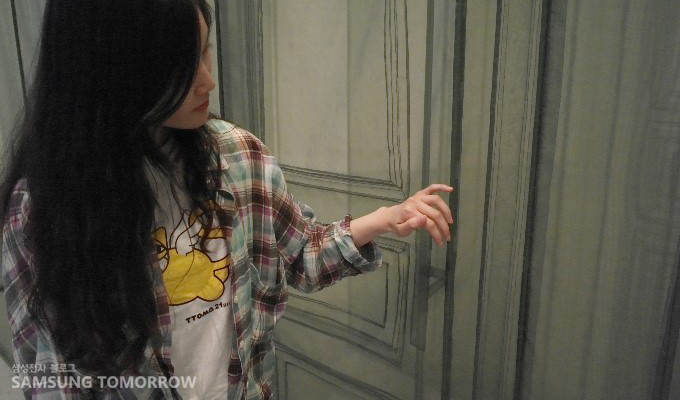 천으로 만든 집 문을 열고있는 스토리텔러