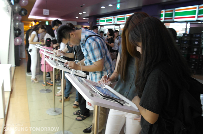 갤럭시노트10.1을 체험하고 있는 사람들