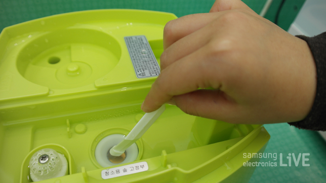 가습기 청소하는 모습