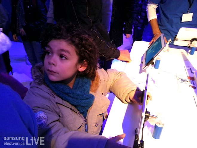 제품을 체험하는 아이