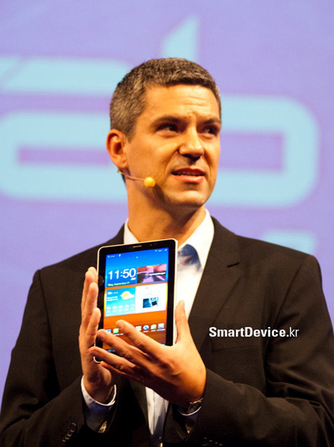 갤럭시탭 7.7을 손에 들고 있는 남성