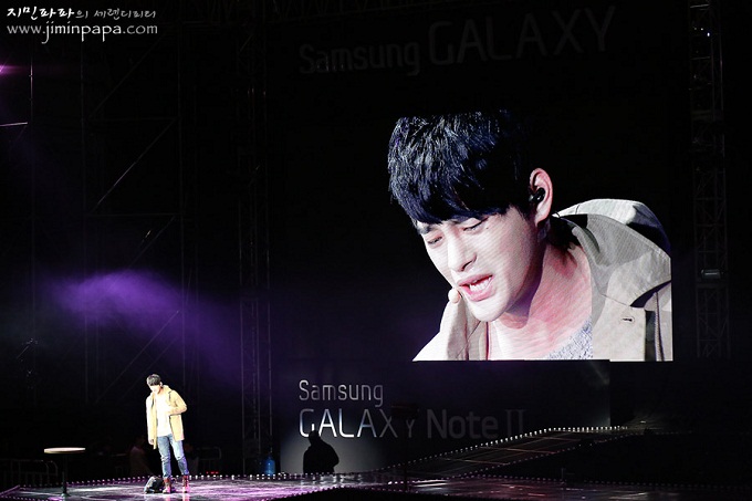 갤럭시노트데이 공연중 노래 부르는 서인국