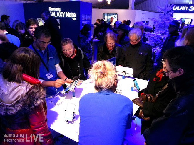갤럭시 제품을 체험하는 사람들