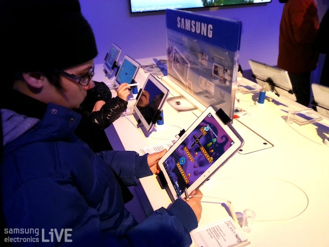 제품을 체험하는 사람들