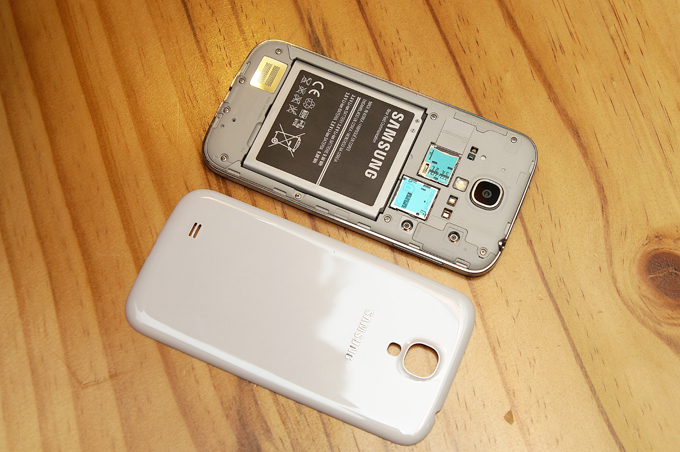 갤럭시S4 배터리 커버를 연 모습