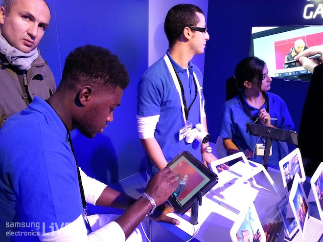 제품을 체험하는 사람들