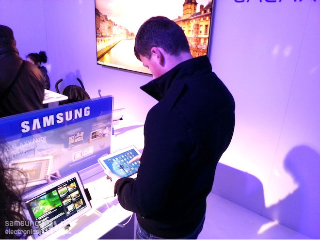 제품을 체험하는 사람들