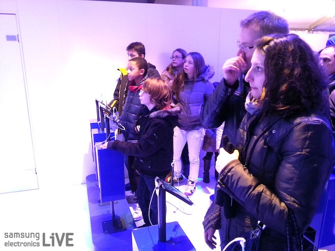 제품을 체험하는 사람들