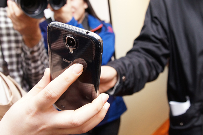 갤럭시S4 가죽장갑 끼고 만지는 모습