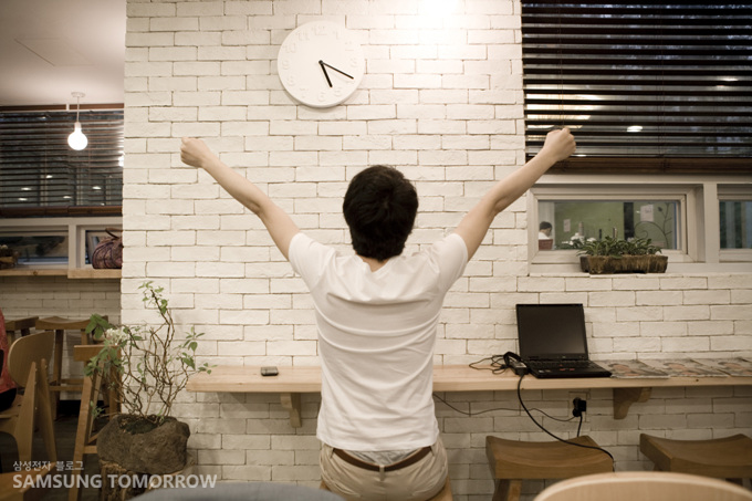 기지개를 켜는 남성