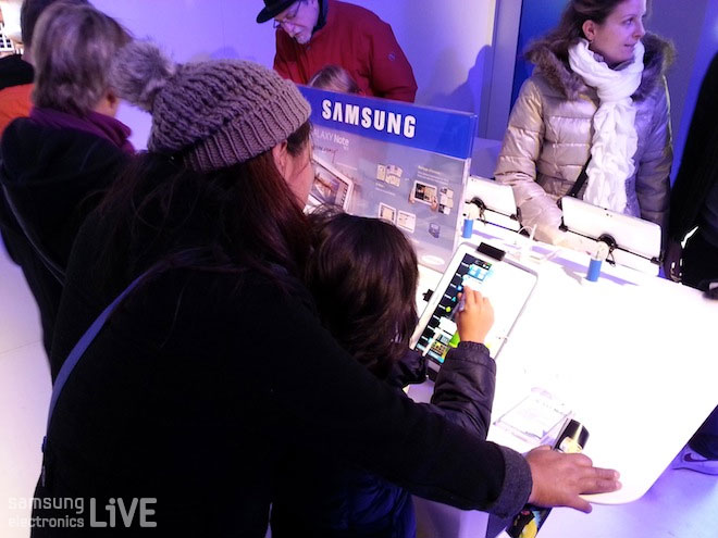 제품을 체험하는 사람들