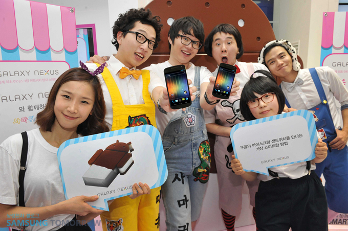 사마귀 유치원팀이 넥서스를 들고있는 모습