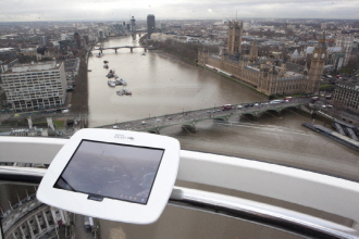 영국의 대관람차 런던아이에 '갤럭시탭 10.1'가 설치됀 모습