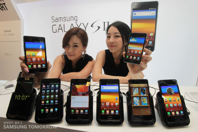갤럭시S2를 들고 있는 모델의 모습
