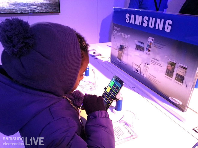 제품을 체험하는 사람들