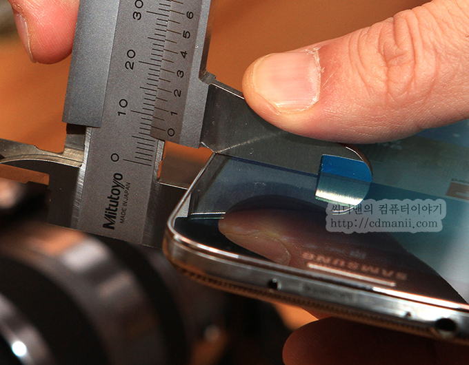갤럭시S4 두꼐 측정하는 모습
