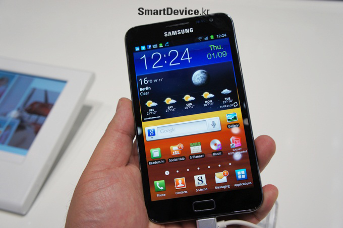 갤럭시 노트를 들고 있는 모습