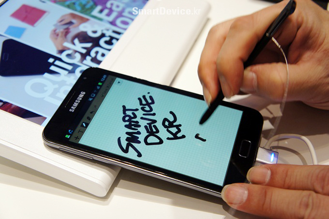 갤럭시노트에 글을 쓰는 모습