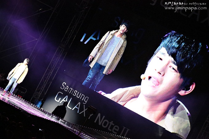 갤럭시노트데이 공연중 노래 부르는 서인국