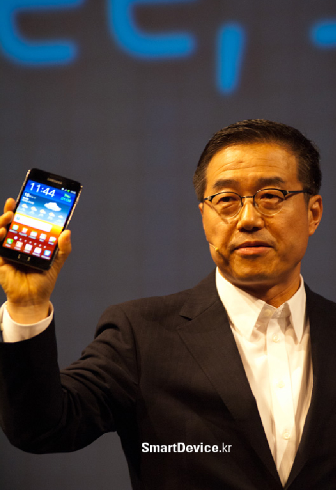 삼성전자 관계자가 갤럭시S2를 들고 있다.