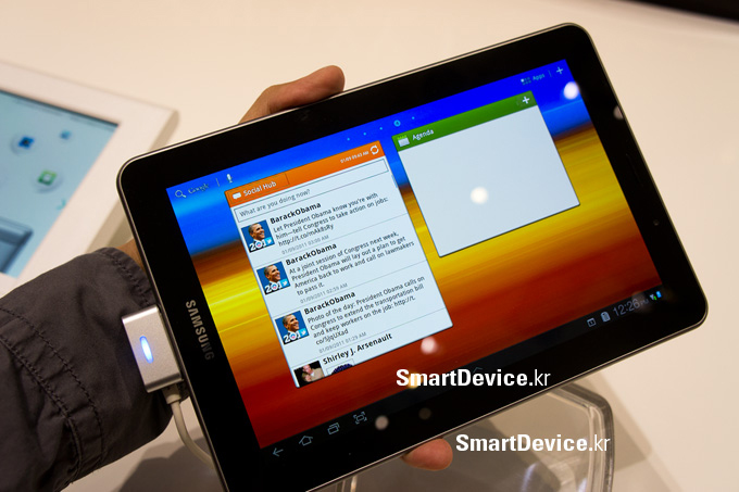 갤럭시 탭 7.7을 들고있는 모습