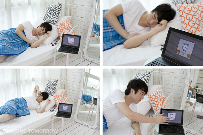 갤럭시탭의 알람소리를 듣고 잠에서 깨어나는 남자