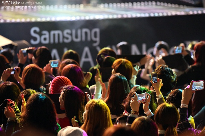 갤럭시노트데이 공연을 즐기는 갤럭시노트 유저들