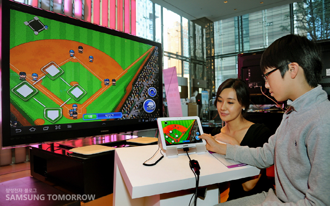 갤럭시탭 8.9LTE로 게임을 하는 고객