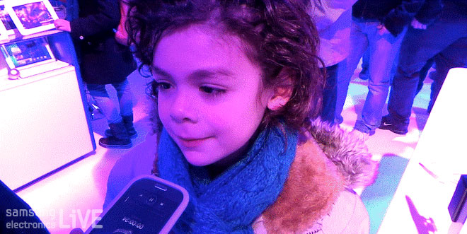 제품을 체험하는 어린이