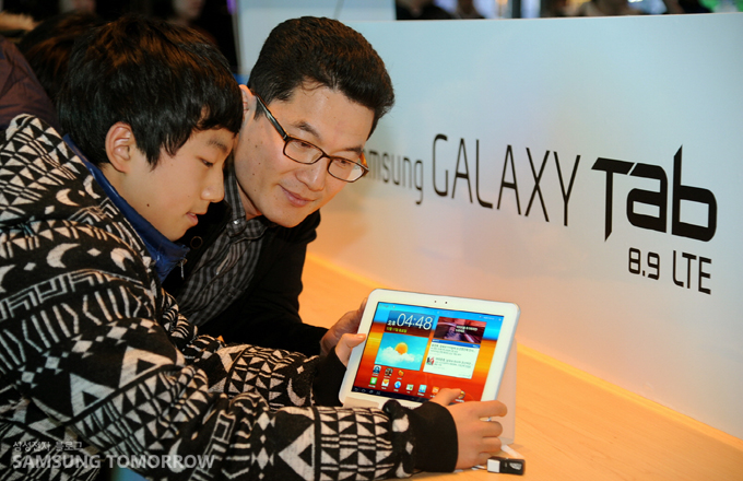 갤럭시탭 8.9LTE를 보고 있는 고객