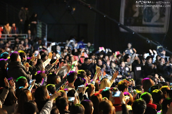 갤럭시노트데이 공연을 즐기는 갤럭시노트 유저들