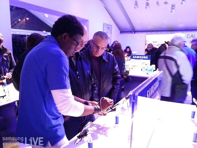 제품을 체험하는 사람들