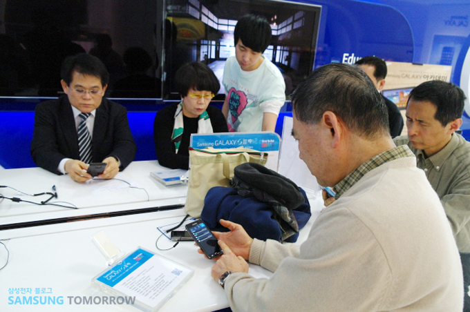 스마트폰을 만지고 있는 사람들