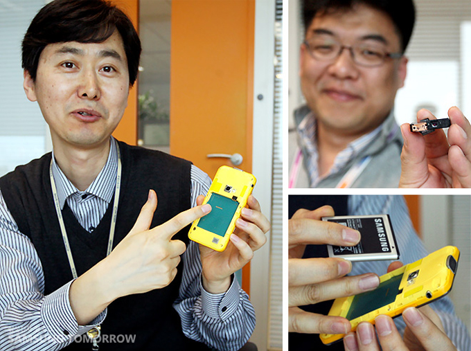 갤럭시빔의 배터리부분을 설명하고 있는 모습